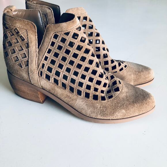 Crown Vintage Women's 7M Cut Out Perforated Taupe Tan Suede Bootie - Picture 8 of 9